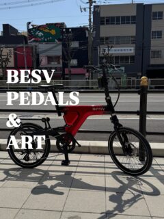 .
━━━━━━━━━━━━━━━
BESV PEDALS & ART 
ミューラルタウンコノハナ編
━━━━━━━━━━━━━━━

@wallshare さまプロデュース
ミューラル（壁画）でまちを盛り上げるプロジェクト
「ミューラルタウンコノハナ @muraltownkonohana 」

梅香3丁目 天天菜館さまの屋上に描かれた
@junchihara さんの作品です

#BESV #BESVJAPAN #ベスビー #PSF1
#ebike #電動アシスト自転車 
#大阪 #アート巡り #ミューラルタウンコノハナ
#mural #art
#junchihara
