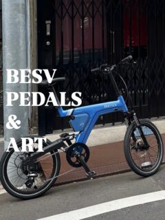 .
━━━━━━━━━━━━━━━
BESV PEDALS & ART #神宮前 編
━━━━━━━━━━━━━━━

BarFORTさま
ギャラリーSORToneさまの壁に描かれた
COOK @cookdissizit さんの作品です
（25年8月末撮影）

#BESV #BESVJAPAN #ベスビー #PSA2
#ebike #電動アシスト自転車 
#東京 #アート巡り #COOK