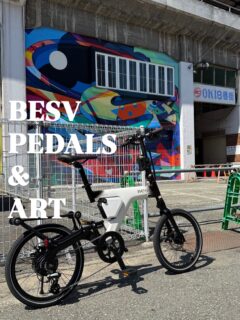 .
━━━━━━━━━━━━━
BESV PEDALS & ART 
ミューラルタウンコノハナ編
━━━━━━━━━━━━━

@wallshare さまプロデュース
ミューラル（壁画）で
まちを盛り上げるプロジェクト
「ミューラルタウンコノハナ @muraltownkonohana 」

此花区西九条（JR西九条駅）
の高架下に描かれた
XEVA @xeva さんの作品です🚲
（2025年9月撮影）

#BESV #ベスビー #PSF2
#ミューラルタウンコノハナ
#XEVA
