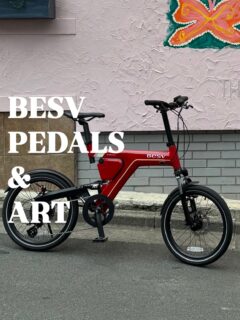 .
━━━━━━━━━━━━━━
BESV PEDALS & ART  神宮前編
━━━━━━━━━━━━━━

原宿明治通りエリアで
THE KNT 365 HOUSE @knt365company さまの
屋外ビルボードに描かれた
#YUUKI @_whoisyuuki_ さんの作品と出会いました📸🚲

#BESV #ベスビー #PSA2
#アート巡り