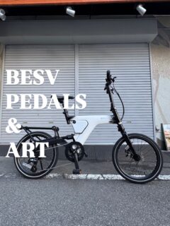 .
━━━━━━━━━━━━━━
BESV PEDALS & ART 淀壁編
━━━━━━━━━━━━━━
大阪•淀川エリアを舞台にした
壁画プロジェクト「淀壁 @yodokabe 」の作品巡りへ
十三本町 創作料理酒場カドバル @13kadobar さま
の壁に大阪府の鳥である「百舌鳥」が描かれた
#Taquen @taquen さんの作品です
#BESV #ベスビー #PSF2